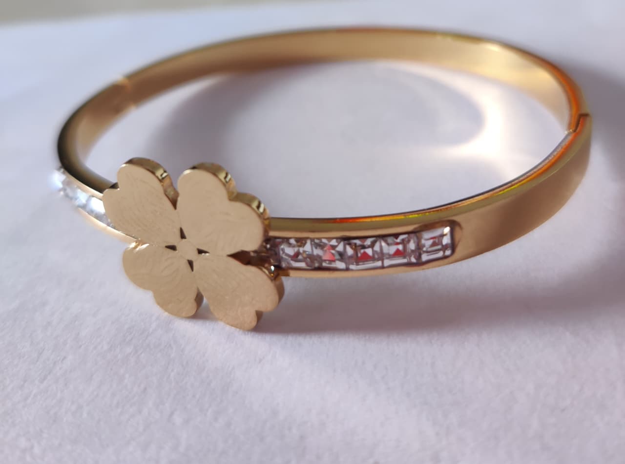 SHIHRI Luxury Stainless Steel Bracelet – Gold Clover Design with Sparkling Stones”