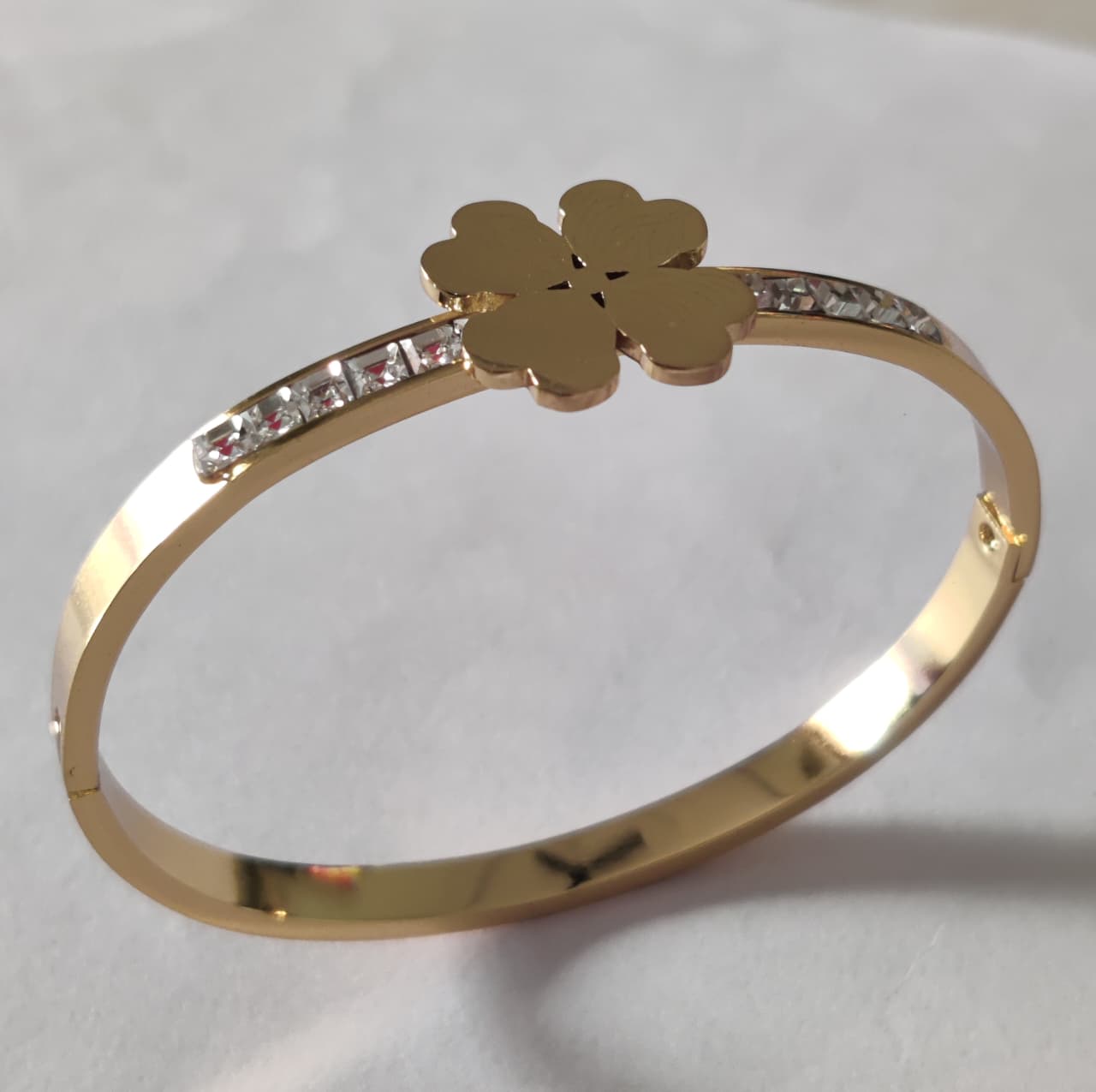 SHIHRI Luxury Stainless Steel Bracelet – Gold Clover Design with Sparkling Stones”
